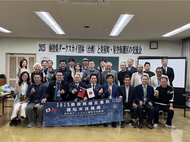 南投縣觀光處長陳志賢率團至日本岡山井原市美星町取經，學習夜間光害管制、暗空社區發展經驗。（南投縣政府提供／楊靜茹南投傳真）