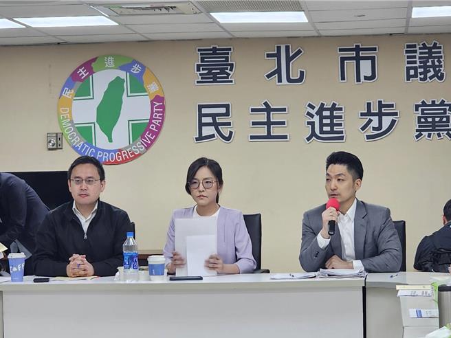 台北市长蒋万安23日赴民进党团说明市府重大法案，多位议员再度聚焦蒋万安参与北检集结活动是带头违法，场面一度火爆。（谢佳君摄）