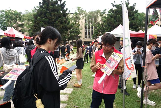 劳动部劳动力发展署云嘉南分署23日与云林县虎尾科技大学举办校园徵才博览会，有企业开出年薪百万职缺，希望强化竞争力，因应美国关税危机。（虎尾科大提供／张朝欣云林传真）