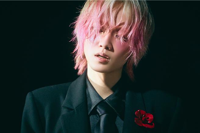 持修在〈透明的〉MV完全变了一个人。（EMI提供）