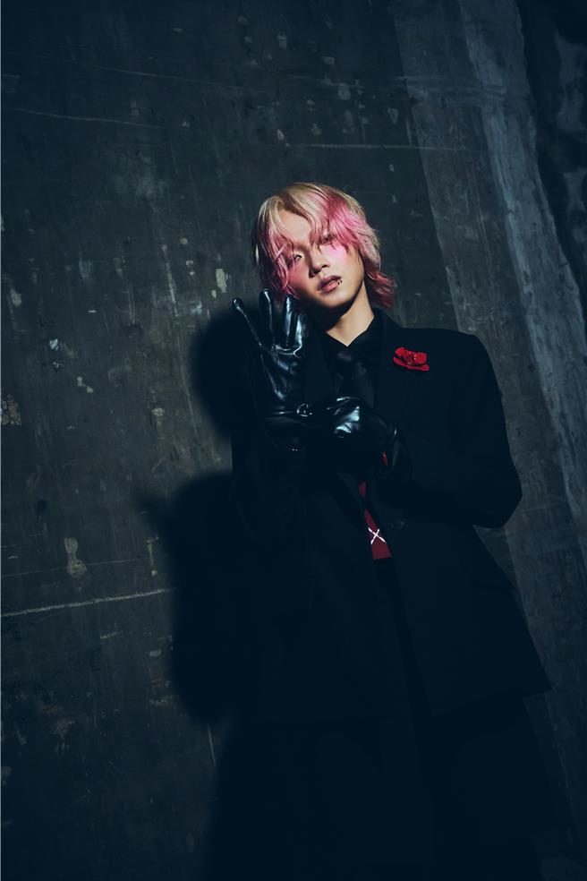    持修在〈透明的〉MV完全变了一个人。（EMI提供）