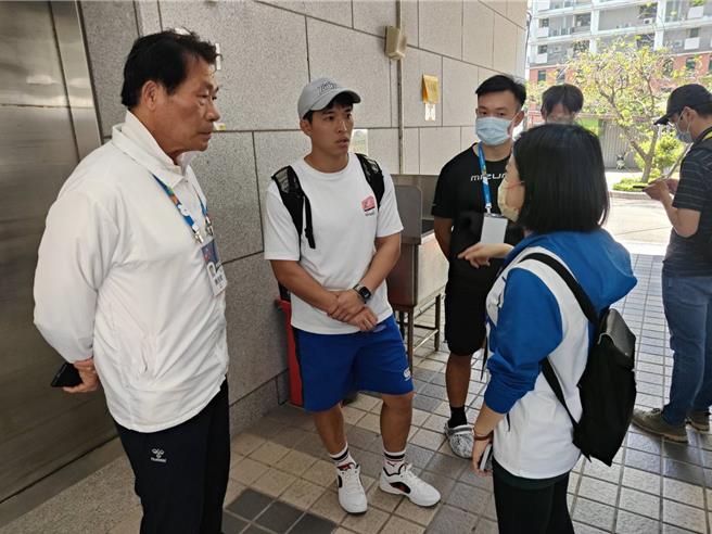 台南市體育局長陳良乾（左一）前往醫院慰問選手，右為新北市教育局人員。（台南市體育局提供／程炳璋台南傳真）