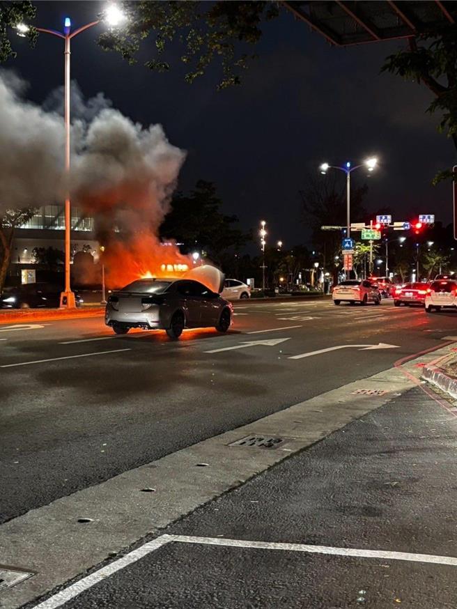 车辆在卫武营前突然窜出猛烈火势。（翻摄自Threads帐号willy._.0603／任义宇高雄传真）