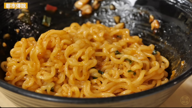 詹姆士尝试辛拉麵油泼的料理方式后，讚嘆不已。（图／翻摄詹姆士官方专属频道YouTube）