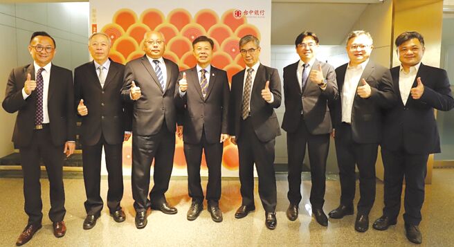 签约仪式由台中银行副总经理吴明正（左三）、兆丰票券副总经理王世铭（右四）与聚隆纤维董事长周文东（左四）共同完成合约签署。图／台中银行提供