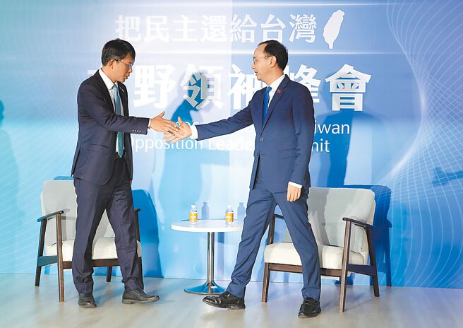 国民党主席朱立伦（右）与民眾党主席黄国昌（左）22日举行「把民主还给台湾－在野领袖峰会」。（黄世麒摄）