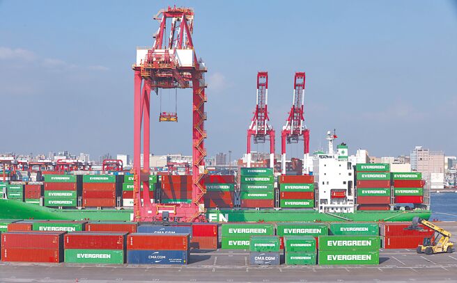 中菲行22日指出，全球海空货运冷热差异大，估5月中旬前难有拉货潮。图为高雄港第四货柜中心。（本报资料照片）