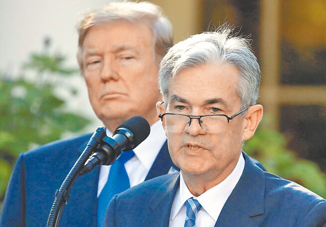 美國總統川普一再批評聯準會主席鮑爾，鮑爾已表明不會主動辭職，川普仍可能尋求法律或政治手段逼迫鮑爾下台。圖為2017年川普（後）在白宮觀看他提名的鮑爾（前）發表演說。（路透）