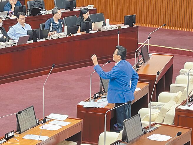 台北市工务局公园处1年花4.2亿元委外聘请厂商，遭批把员工裁撤、缩编，无视《劳基法》罔顾员工权益。公园处回应，除了北市，其他五都均以PFI方式办理路灯维护，既有的职工工作权则完全不受到影响。（张珈瑄摄）