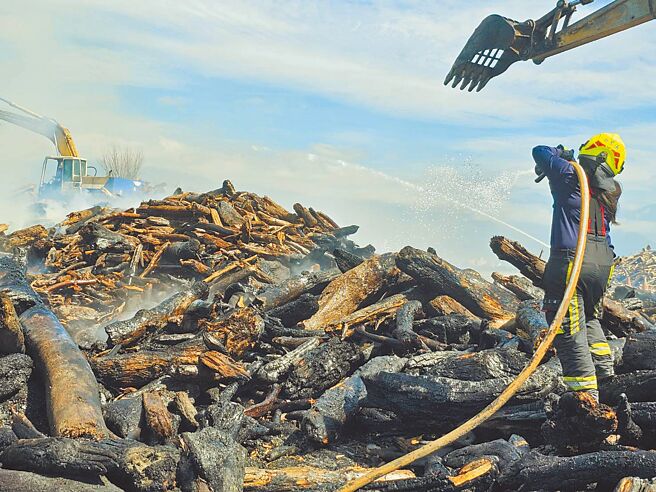花莲县吉安乡阿美族文化村出海口22日凌晨再传漂流木火警，火势经消防人员灌救近12小时才灭熄。（民眾提供／罗亦晽花莲传真）