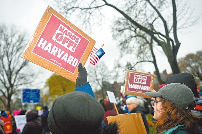 哈佛大学为阻经费被冻结，提告川普政府试图干预学术自由。（路透）
