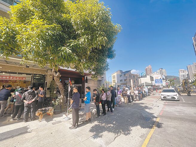 高雄民眾持续声援日式饭糰店热潮，22日早上店铺前仍旧大排长龙。（丁治纲摄）