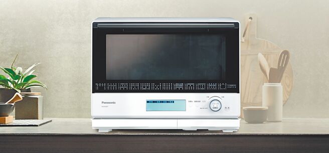 新光三越Panasonic变频烘烤微波炉NN-BS807，特价2万4900元，原价2万9900元（83折，独家）。（新光三越提供）
