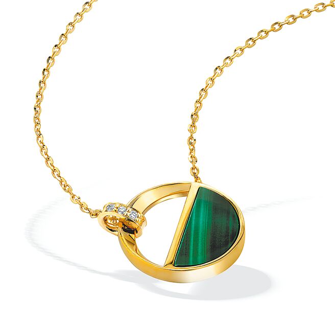 新光三越STAR JEWELRY WAXING MOON半月孔雀石钻炼，推荐价3万4600元。（新光三越提供）