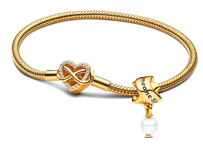 新光三越最狂超级品牌周，Pandora镀14k金珍珠缎带串饰手链套组，特价扣100点skm points＋6570元，原价8760元（75折）。（新光三越提供）