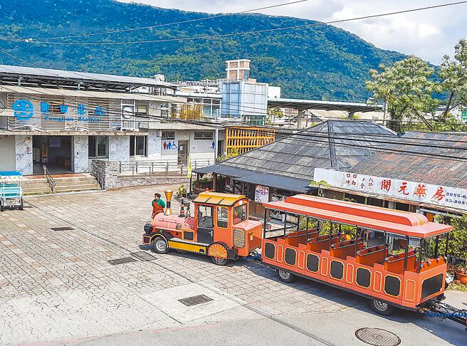 搭乘理想大地饭店内的小火车，可于街廓与自然美景之间寻访。（粘耿豪摄）
