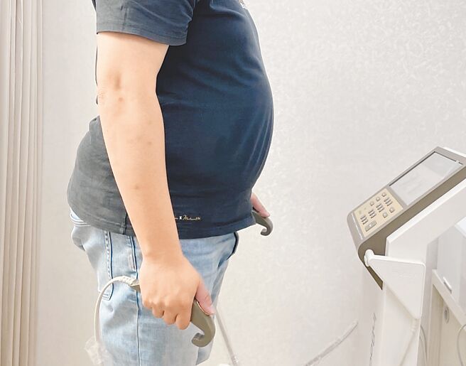 一名35歲主管愛喝高糖手搖飲、熬夜吃炸物，沒想到身體發炎指數狂飆。圖為示意圖。（鄭郁蓁攝）