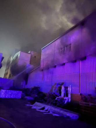 竹北工廠凌晨大火！2外籍員工驚逃   廠房全遭火海吞噬