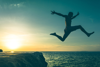 玩悬崖跳水 他算错距离「正面对决巨石」 当场毙命