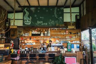 奈良美智也曾造訪！青創夫妻打造咖啡館 「魚缸桌面」成一大特色