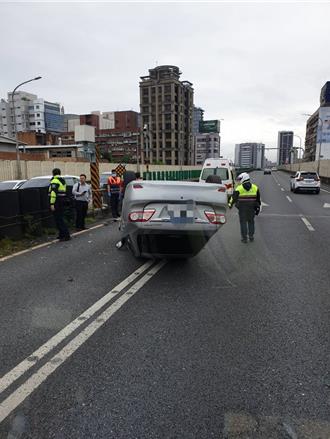 市民高架轎車自撞四輪朝天 30歲駕駛自行脫困僅擦傷