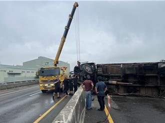 台66新屋段驚現3車事故！大貨車橫躺車道 後方嚴重回堵