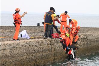 澎湖跨海大桥南端「人车落海」  打捞上岸已明显死亡