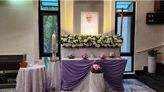 辅大净心堂追思祈祷区布置完成 今起开放缅怀教宗