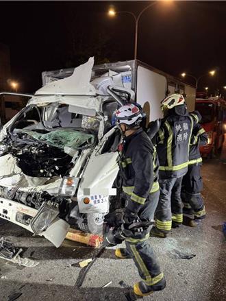 桃园芦竹小货车追撞联结车 「车头变形」驾驶一度受困
