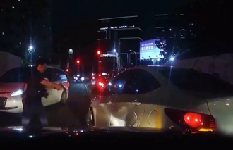 新北暗夜槍響！通緝犯持毒拒檢衝撞 警「連轟4槍」逮人畫面曝