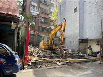 新北鐵腕祭「第三方警政」  三重、淡水犯罪鐵皮屋全夷為平地