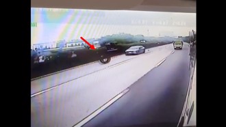 國道拖板車掉落「大輪胎」 害轎車閃避不及撞上！驚險畫面曝