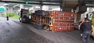 聯結車轉彎失控貨櫃翻覆 五股路口險象環生