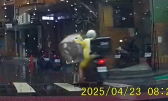 超扯行人地獄！雨傘童「走斑馬線」過馬路 外送員仍看不見