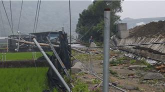 苗栗大雨釀災 鯉魚潭村農路圍牆、電桿倒塌 7戶停電