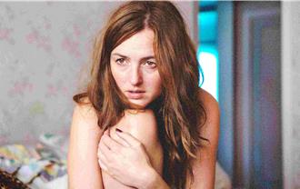 影后萊茵斯薇拍新戲《復活劫》 抱恐怖人偶演喪子戲哭翻現場