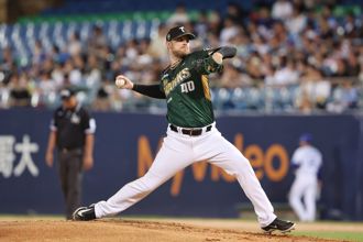 中職》退板次數起爭議！後勁對一壘審爆氣 洪總也衝上場