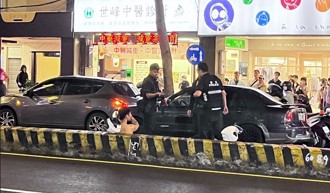 快訊》新北傳槍響！警匪追逐當街破窗抓4人 女嫌一度命危
