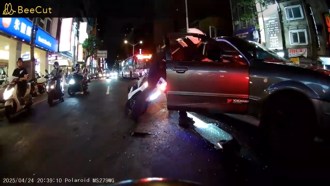 震撼目擊片！警衝車陣「鳴槍破窗」抓人 永和民眾冒死圍觀