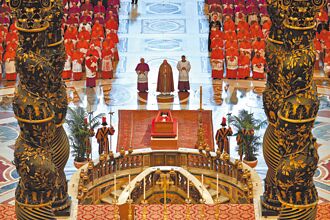 教宗移靈供瞻仰3日 萬人湧入