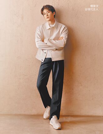 檀健次足踩HOGAN 女男皆宜