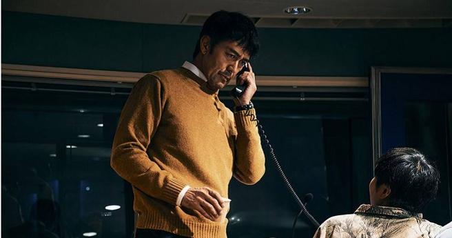 阿部宽从影40年来首次饰演主播角色，对他而言是全新挑战。（图／天马行空提供）