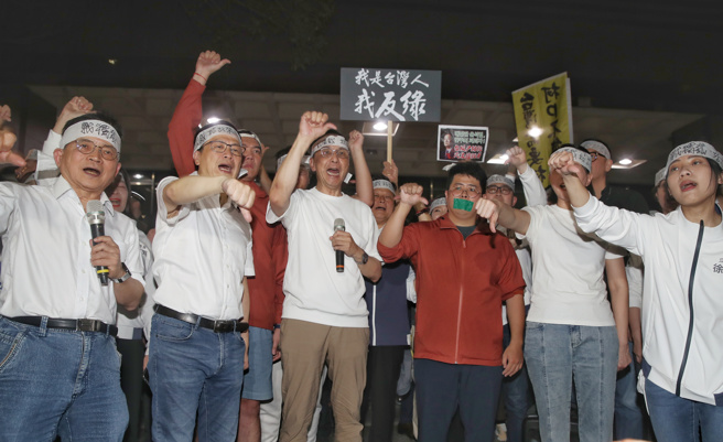 檢調偵辦罷免死亡連署案，國民黨支持者17日晚間聚集在北檢外，國民黨主席朱立倫（前排中）與黨籍立委們在北檢外抗議。（資料照／王英豪攝）