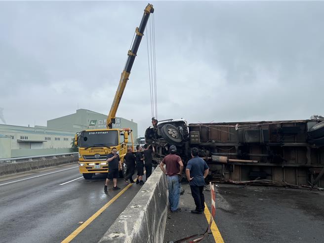 台66東向14.8公里處新屋路段，24日上午9時許，1輛大貨車、水泥攪拌車、自小客車，共3車發生交通事故。（翻攝照片）