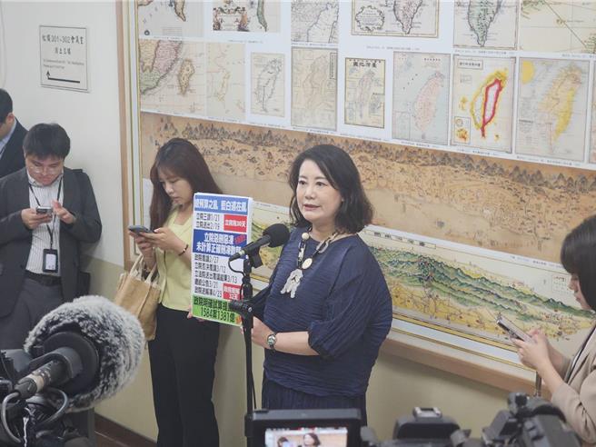 民進黨立院黨團幹事長吳思瑤表示，包括以罷制罷與倒閣等議題，國民黨都出現路線之爭，而黨主席之爭更凸顯朱立倫的領導危機。(黃敬文攝)