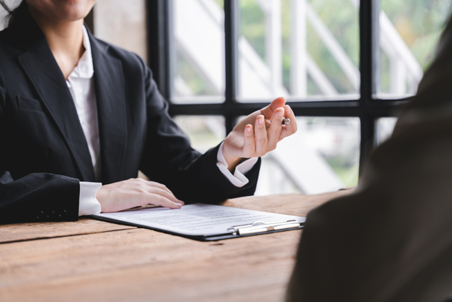 美國一項調查顯示，53％的履歷表有造假內容、78％履歷表含有誤導人的內容，顯見「履歷膨風」是常態。（示意圖：shutterstock／達志）