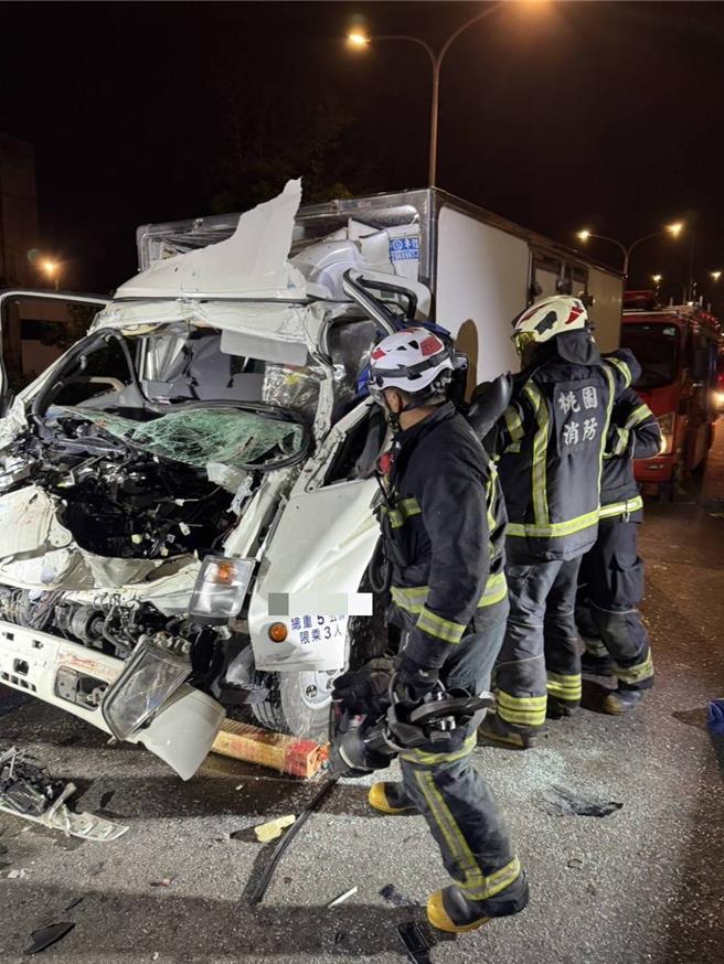 24日上午4时许，桃园市芦竹区南青路和富国路三段交叉路口发生1起追撞车祸，1辆小货车追撞前方联结车，造成小货车车头严重变形。（桃园市消防局提供）