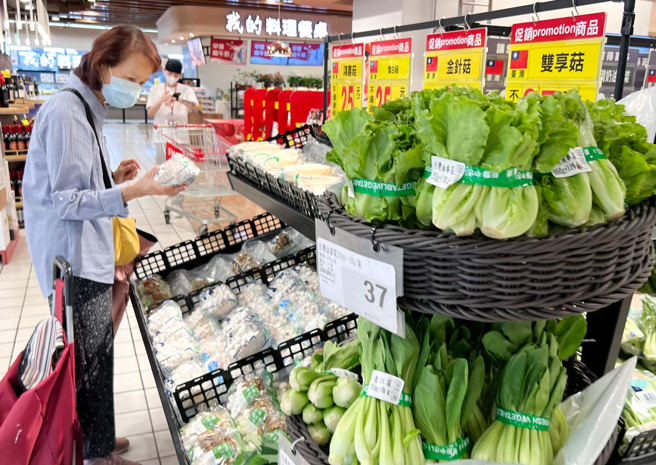 台中人赚最少！年薪63.6万六都垫底，议员爆：比云林苗栗还低。图为民眾採买生活物资。（示意图／本报资料照）