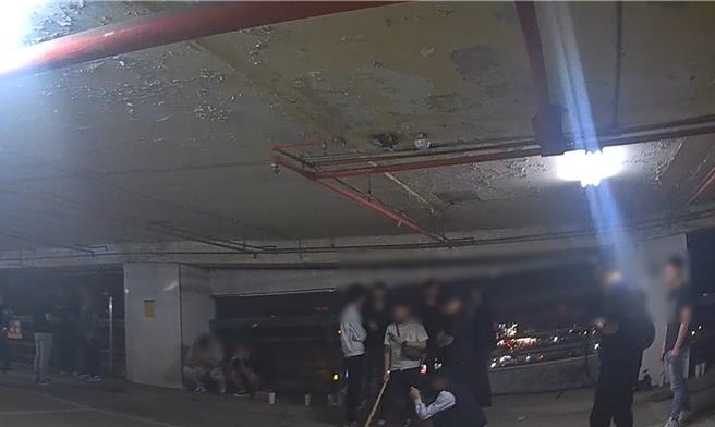 30多名年轻人夜间持球棒聚集在甘城立体停车场。（民眾提供／宝智华台中传真）