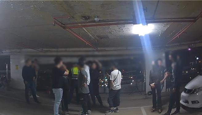 警方深入了解，发现是拍片现场，虚惊一场。（民眾提供／宝智华台中传真）